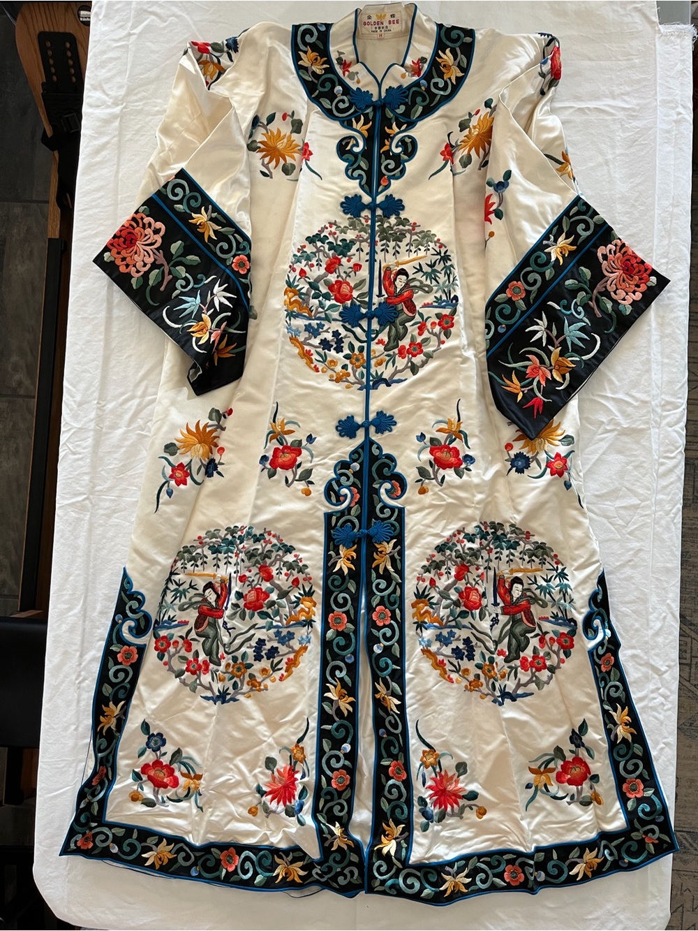 Vintage Golden Bee Embroidered Kimono Robe – Size M – Ivory/Black/Blue
